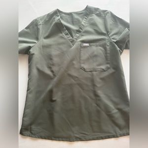 PREOWNED MENS MOSS/ ARMY GREEN FIGS LEON SCRUB TOP SIZE SMALL